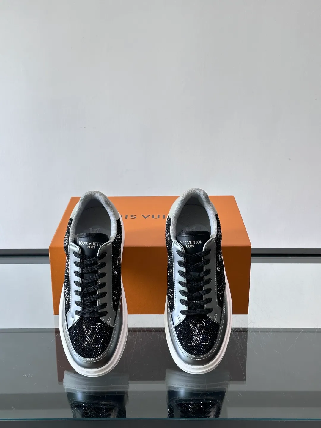 Men's shoes 💰p400 "＊OUIS ＊UITTO＊" 2025 new sports shoes, classic Monogram presbyopia + full diamond upper, full of luxury! The upper is made of high-quality leather and the sole is rubber, which is comfortable and wear-resistant👟. LV logo on the side of the shoe + brand logo on the sole, the details are super exquisite. The low-top design is suitable for daily leisure or light sports. It looks great with jeans and sportswear. The silver cyberpunk style is very popular in the fashion circle and is a must-have for young people! 💫 size：38-44